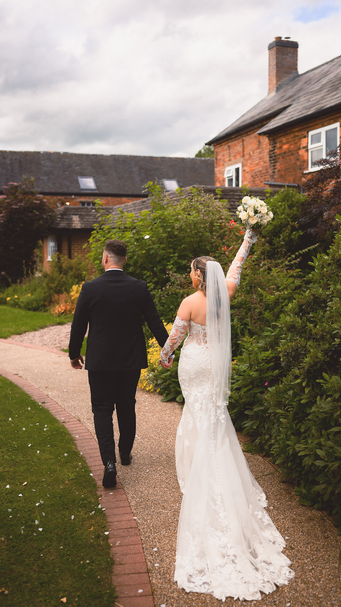 Watch wedding photography behind the scenes