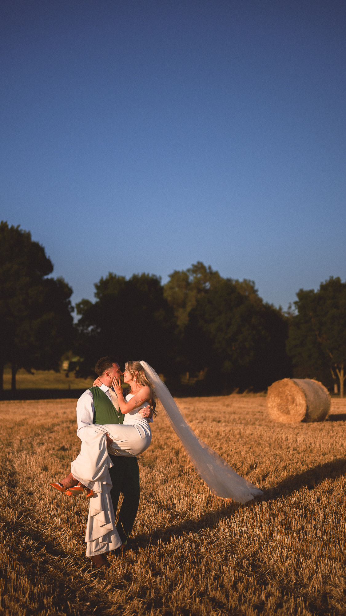 Watch wedding photography behind the scenes